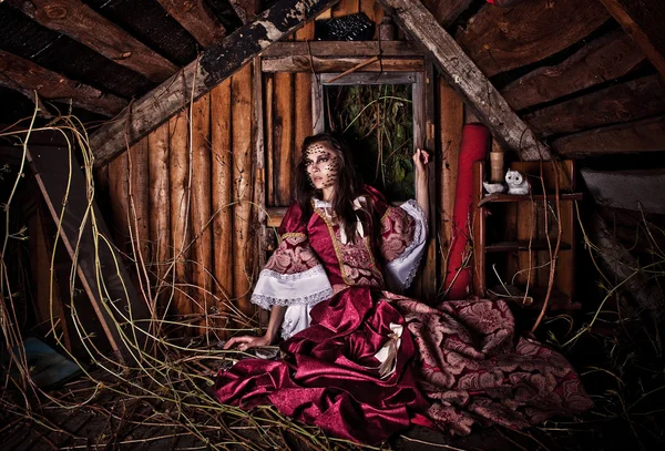 Foto de arte de uma jovem senhora da moda em um local místico escuro . — Fotografia de Stock