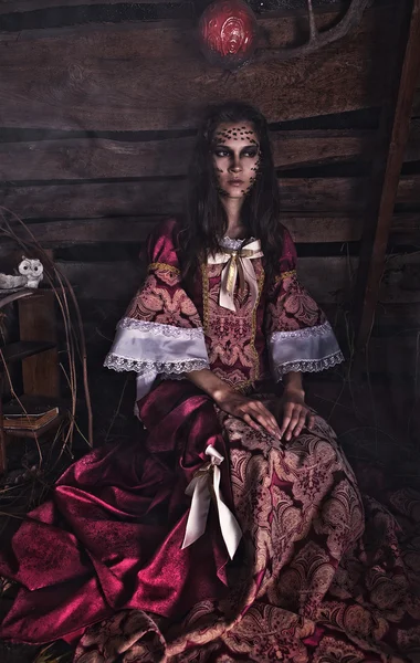 Καλές τέχνες φωτογραφία μια κυρία νέους της μόδας σε μια σκοτεινή τοποθεσία mystic. — Φωτογραφία Αρχείου