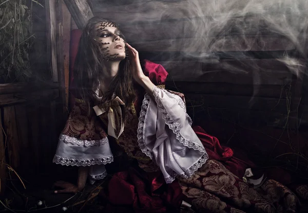 Photo d'art d'une jeune femme de mode dans un endroit sombre et mystique . — Photo