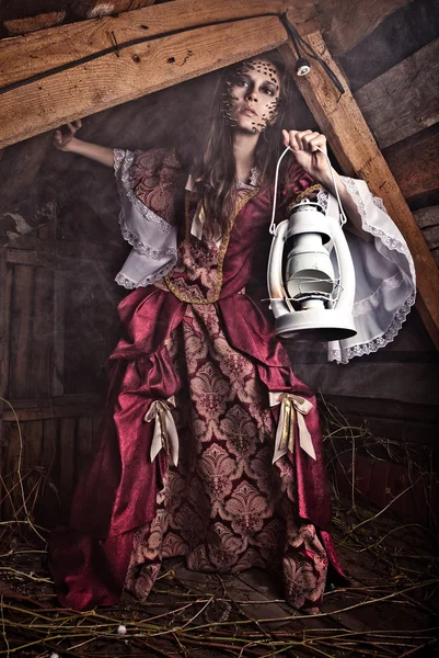 Изобразительное фото молодой леди моды в темном мистическом месте . — стоковое фото