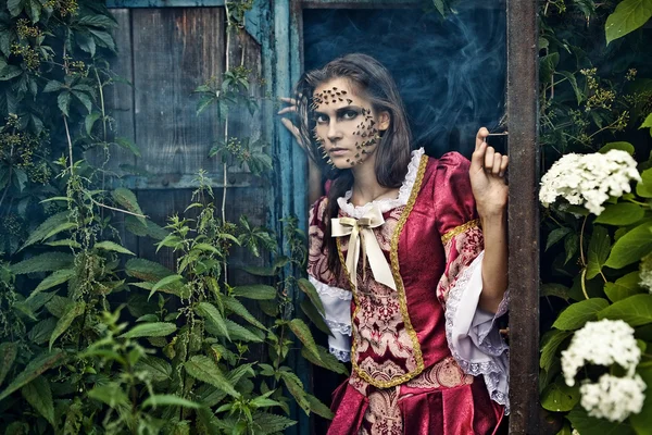 Konst foto av en ungt mode dam i en mörk mystiska plats. — Stockfoto