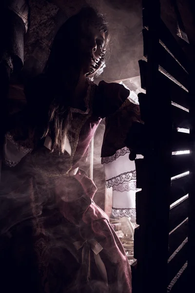 Изобразительное фото молодой леди моды в темном мистическом месте . — стоковое фото