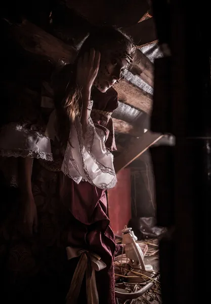 Fine Art Foto einer jungen Modeschöpferin an einem dunklen mystischen Ort. — Stockfoto
