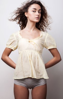 güzel bir poz kadın. stüdyo fotoğraf.