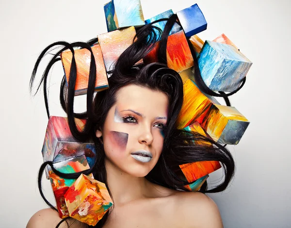 Retrato de moda de cerca de la hermosa chica joven con cubos en la cabeza. Foto conceptual . — Foto de Stock
