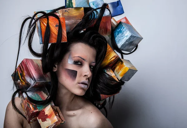 Retrato de close-up de moda de menina bonita com cubos na cabeça. Foto conceitual . — Fotografia de Stock