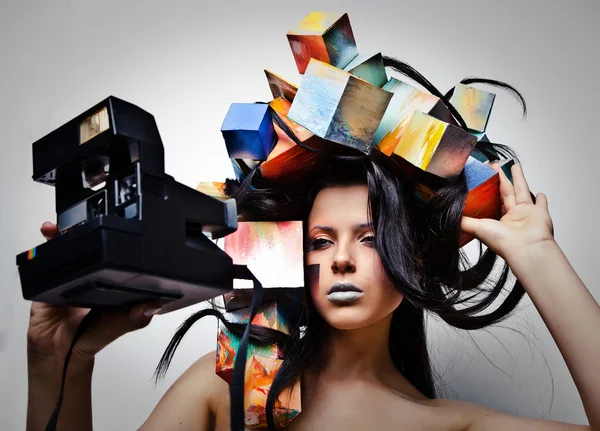 Retrato de moda de cerca de la hermosa chica joven con cubos en la cabeza. Foto conceptual . —  Fotos de Stock