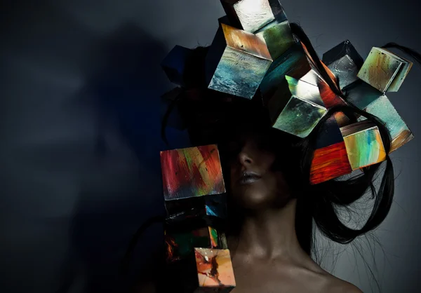 Mode portrait en gros plan de belle jeune fille avec des cubes sur la tête. Photo conceptuelle . — Photo