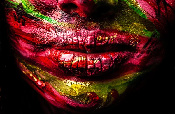 Close-up πορτρέτο μιας γυναίκας της καλλιτεχνικής βαμμένο με κόκκινο & πράσινο χρώμα. μέρος του προσώπου φωτογραφία. — Φωτογραφία Αρχείου