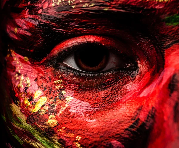 Közeli portré egy művészi nő festett vörös & zöld színnel. arcképet része. — Stock Fotó