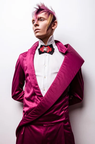 Elegante joven apuesto hombre. Estudio retrato de moda. —  Fotos de Stock