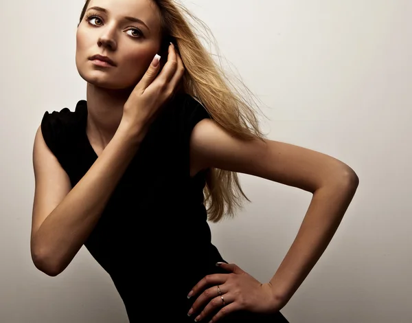 Ung sensuell tjej i modekläder poserar i studio. — Stockfoto