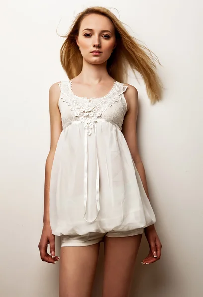 Menina sensual jovem em roupas de moda posar em estúdio . — Fotografia de Stock