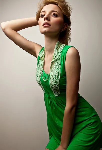 Giovane ragazza sensuale in abiti di moda posare in studio . — Foto Stock