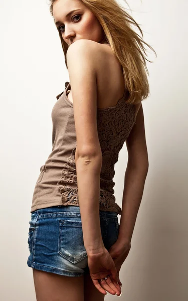 Jeune fille sensuelle dans les vêtements de mode pose en studio . — Photo