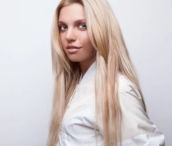 Дивовижний студійний портрет красивої молодої блондинки . — стокове фото