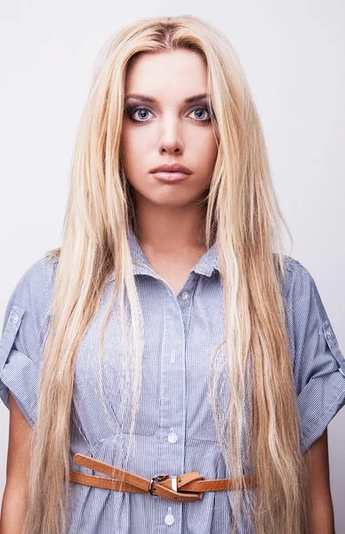 Erstaunliche Studioporträt der schönen jungen blonden Frau. — Stockfoto