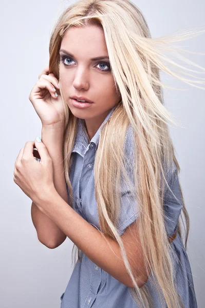 아름 다운 젊은 금발 여자의 놀라운 스튜디오 초상화. — 스톡 사진