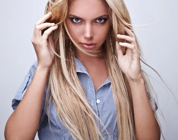 Дивовижний студійний портрет красивої молодої блондинки . — стокове фото