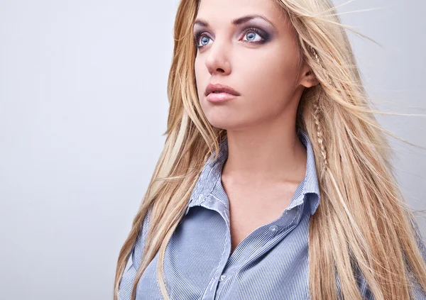 Fantastiska studio porträtt av vacker ung blond kvinna. — Stockfoto