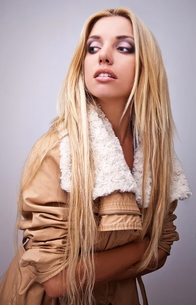Úžasný portrét studio krásná mladá blondýnka. — Stock fotografie
