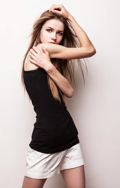 Giovane modello sensuale ragazza posa in studio . — Foto Stock