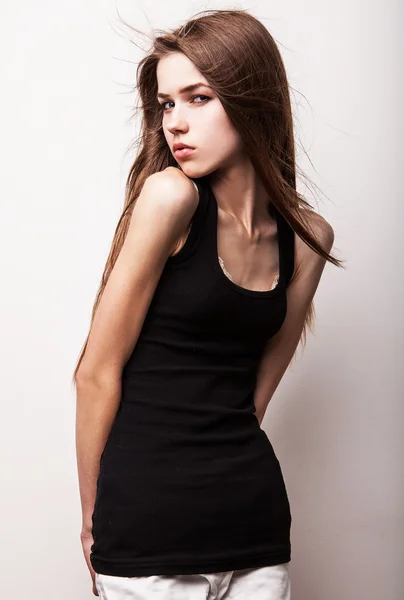 스튜디오에 젊은 감각적인 모델 소녀 포즈. — 스톡 사진