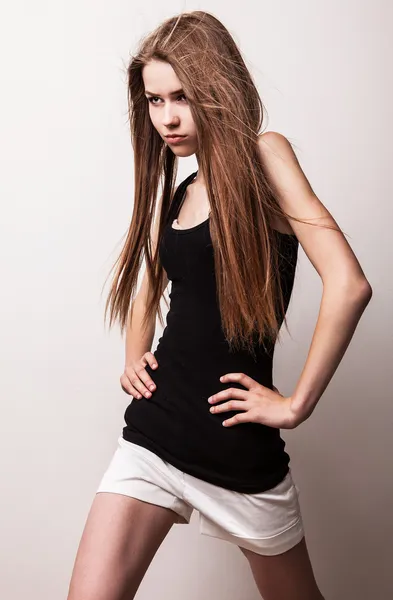 Joven sensual modelo chica pose en estudio . — Foto de Stock