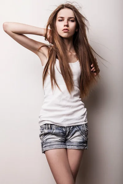 スタジオで若い官能的なモデルの女の子ポーズ. — ストック写真