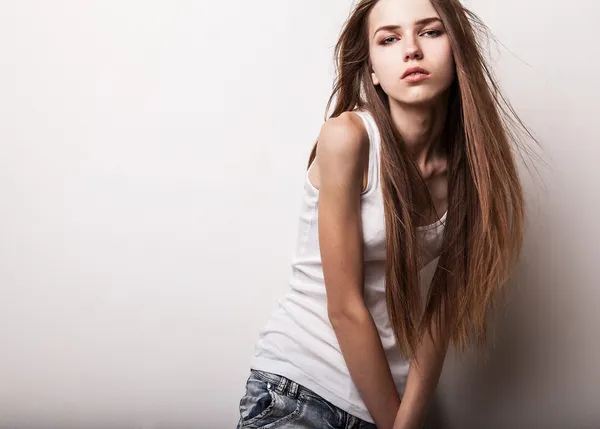 Mladý model smyslná dívka pozice ve studiu. — Stock fotografie
