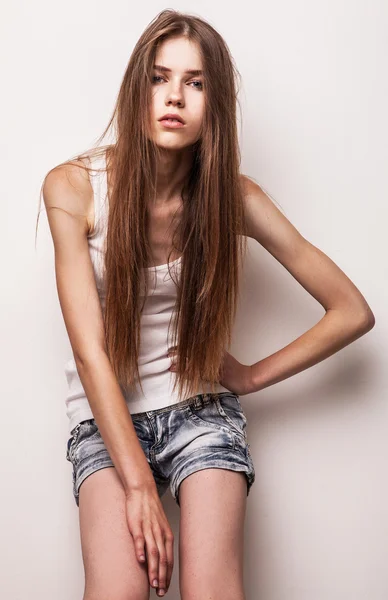 Jovem modelo sensual menina pose no estúdio . — Fotografia de Stock