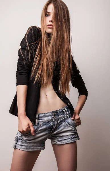Joven sensual modelo chica pose en estudio . — Foto de Stock