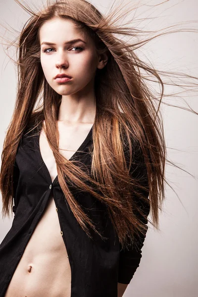 Fiatal, érzéki modell lány pózol stúdió. — Stock Fotó