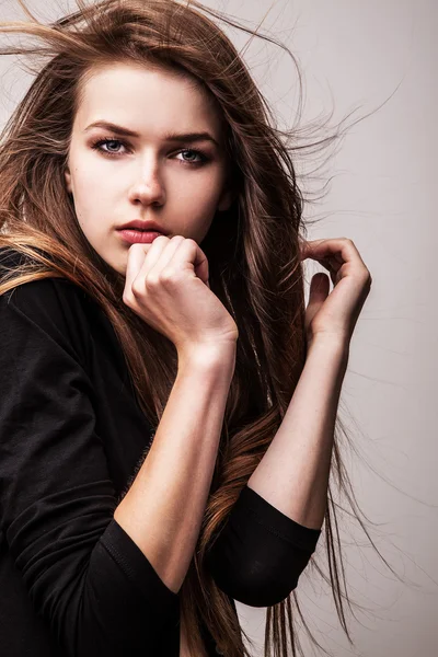 Jeune fille modèle sensuelle pose en studio . — Photo