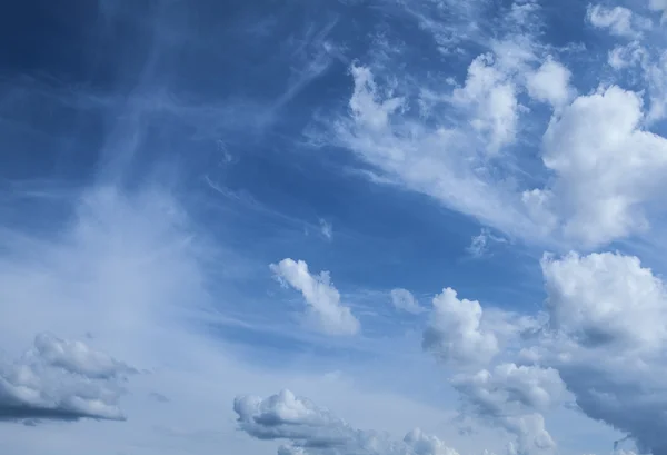 푸른 하늘은 흰 구름으로 덮여 있다 — 스톡 사진