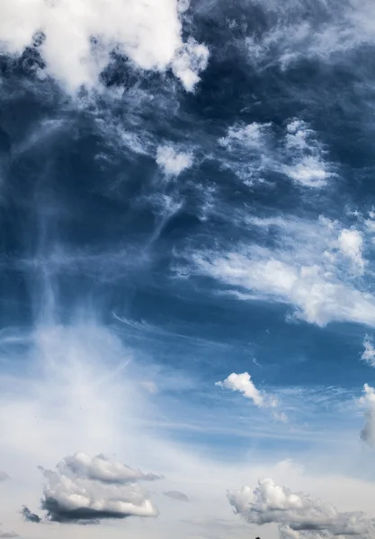 Mavi gökyüzü beyaz bulutlarla kaplıdır. — Stok fotoğraf