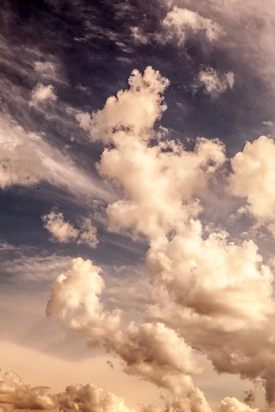 푸른 하늘은 흰 구름으로 덮여 있다 — 스톡 사진