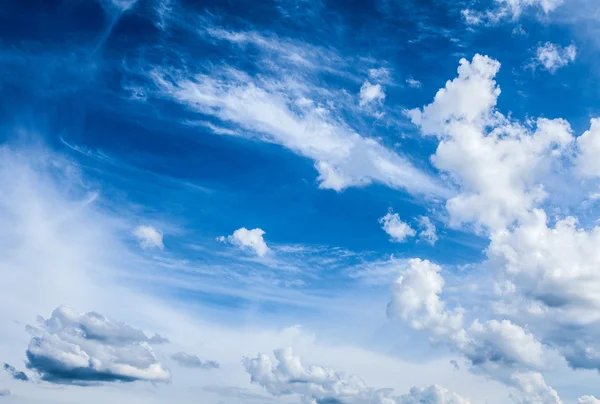 青い空は白い雲に覆われ — ストック写真