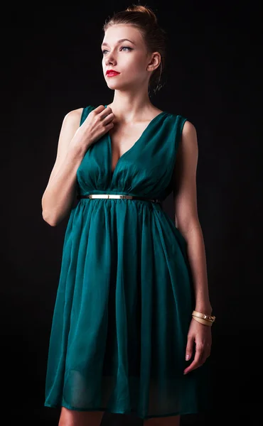 Νεαρή γυναίκα αισθησιακή & ομορφιά σε ένα μοντέρνο φόρεμα. — Φωτογραφία Αρχείου