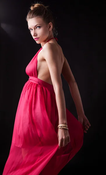 Ung sensuell & skönhet kvinna i en modern klänning. — Stockfoto