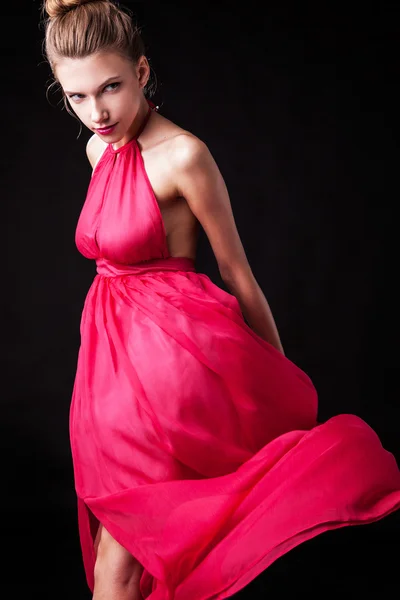 Junge sinnliche & schöne Frau in einem modischen Kleid. — Stockfoto