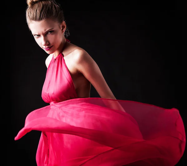 Jonge sensuele & schoonheid vrouw in een modieuze jurk. — Stockfoto