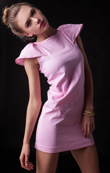 Jonge sensuele & schoonheid vrouw in een modieuze jurk. — Stockfoto