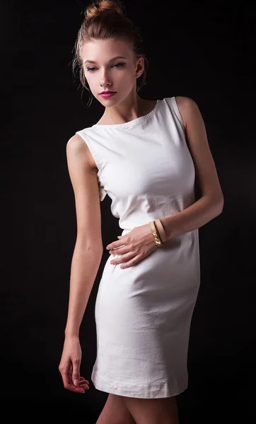 Ung sensuell & skönhet kvinna i en modern klänning. — Stockfoto