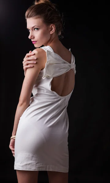 Jeune femme sensuelle & beauté dans une robe à la mode . — Photo