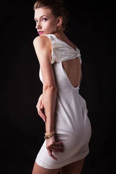 Jovem sensual & mulher de beleza em um vestido elegante . — Fotografia de Stock