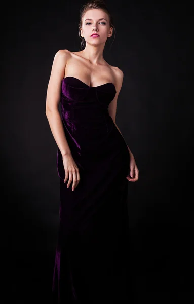Junge sinnliche & schöne Frau in einem modischen Kleid. — Stockfoto
