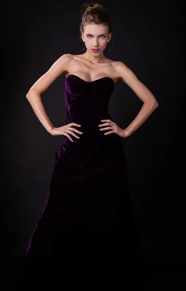 おしゃれなドレスの若い & 美の官能的な女性. — ストック写真