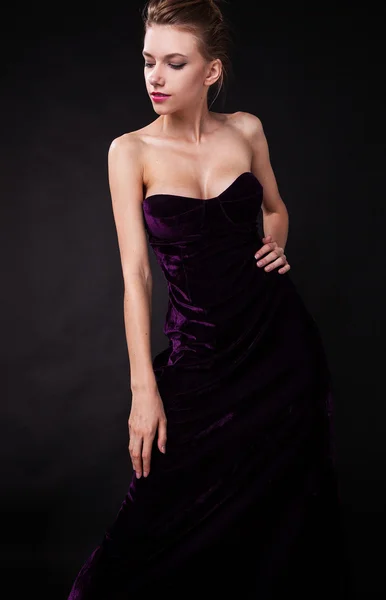 Jovem sensual & mulher de beleza em um vestido elegante . — Fotografia de Stock