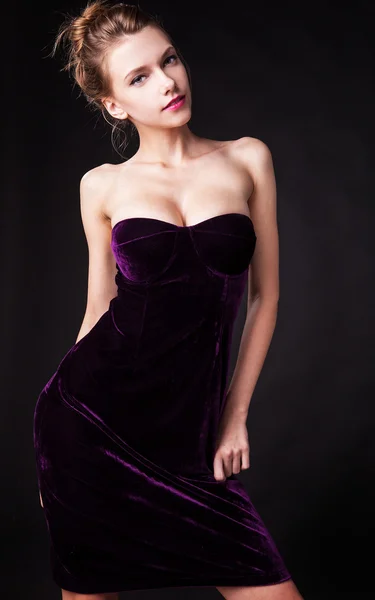 Giovane donna sensuale e di bellezza in un abito alla moda . — Foto Stock